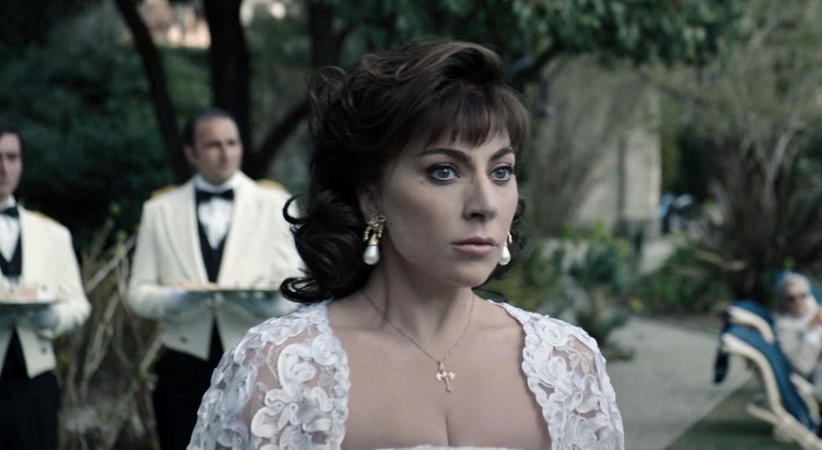 Lady Gaga într-o rochie albă într-o scenă din filmul House of Gucci