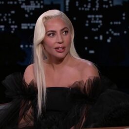 Lady Gaga într-o rochie mulată neagră în timp ce participă la show-ul de televiziune Jimmy Kimmel Live