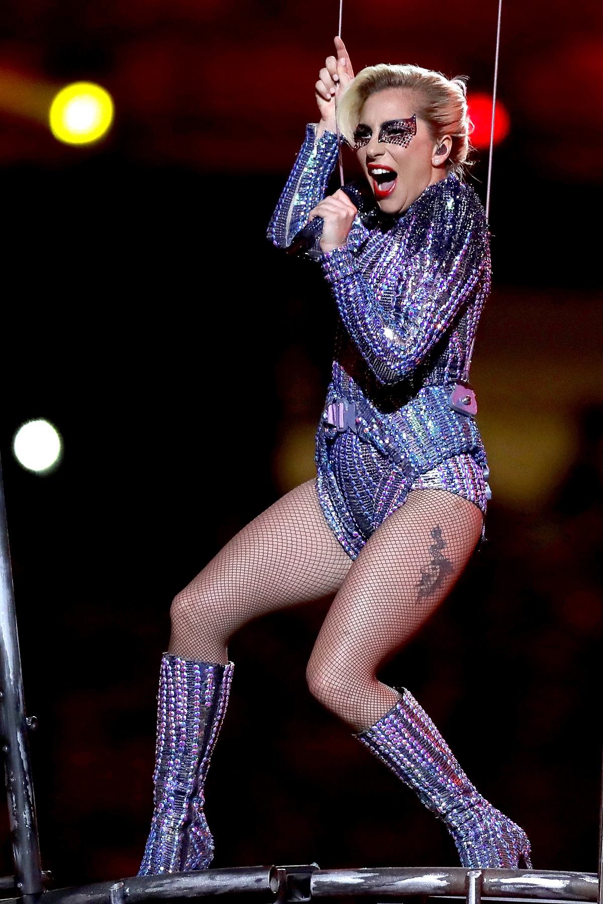 Lady Gaga într-un body violet pe scenă la Super Bowl LI din anul 2017