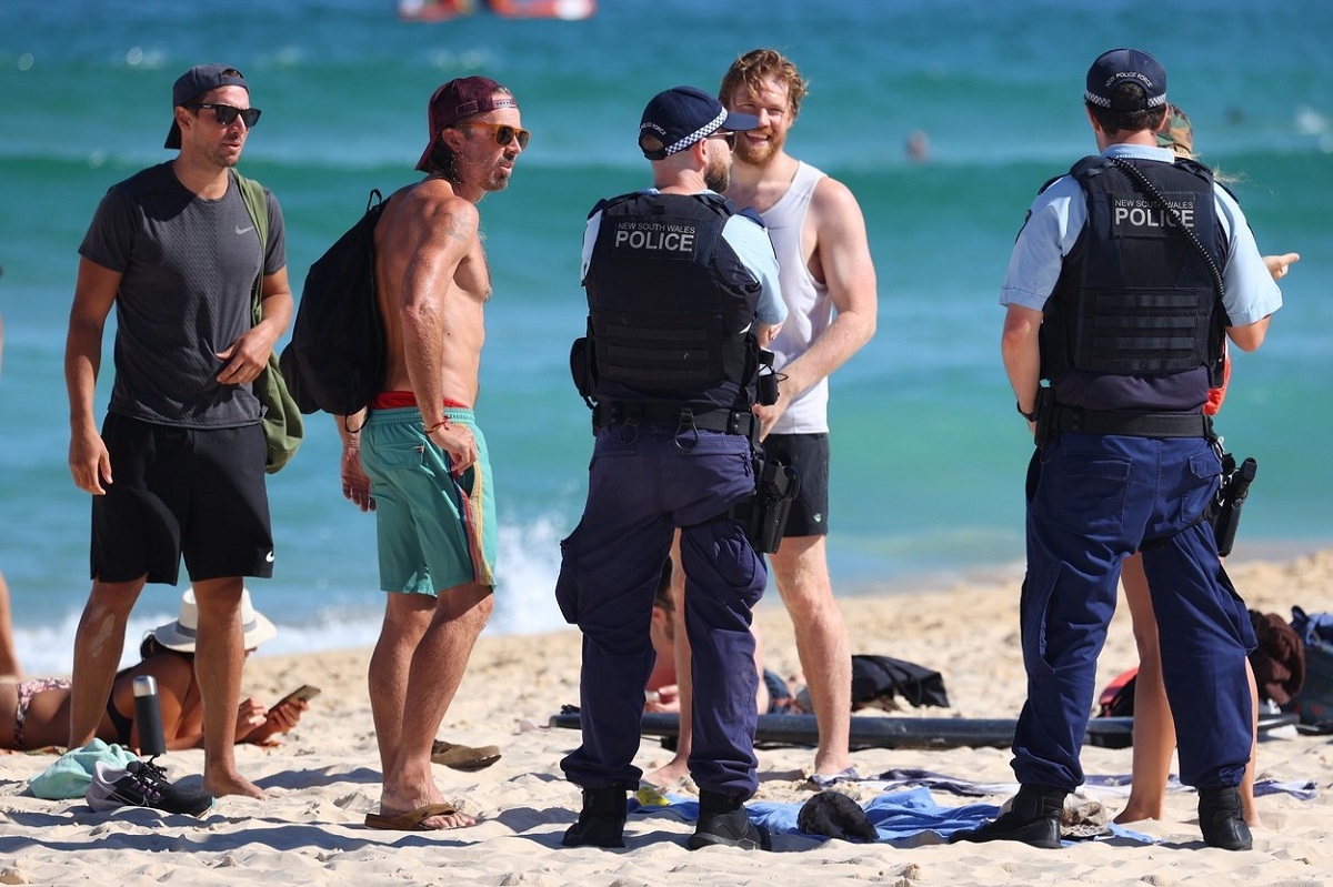 Leila George D'Onofrio la plajă în timp ce au venit doi polițiști la grupul său de prieteni