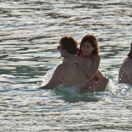 Leonardo DiCaprio în timp ce o duce pe Camila Morrone în brațe prin apă