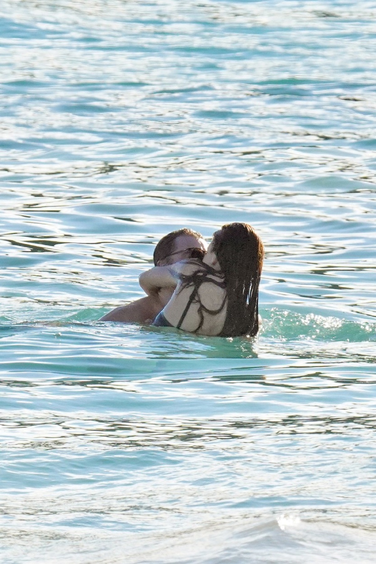 Leonardo DiCaprio în timp ce se sărută cu Camila Morrone în apă