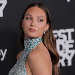 Maddie Ziegler într-o rochie verde pe gât la premiera filmului West Side Story din 2021