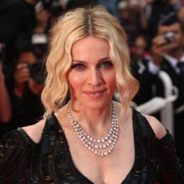 Madonna cu părul prins, într-o rochie neagră, la festivalul de film de la Cannes din anul 2008
