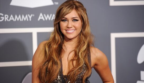 Miley Cyrus într-o rochie argintie cu părul desfăcut la cea de-a 73 gala anuală a premiilor Grammy