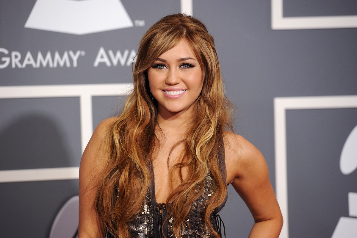Miley Cyrus într-o rochie argintie cu părul desfăcut la cea de-a 73 gala anuală a premiilor Grammy