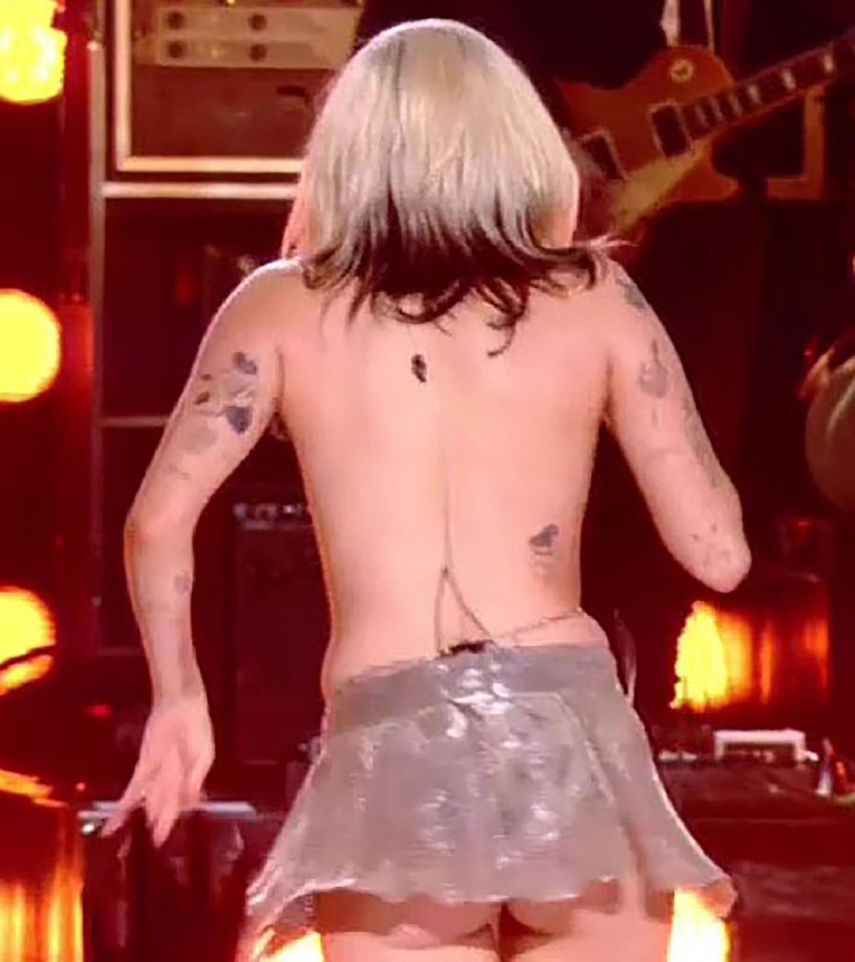 Miley Cyrus cu spatele pe scenă după ce a avut parte de un accident vesimentar