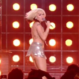 Miley Cyrus în timp ce dansează pe scenă la concertul de anul nou