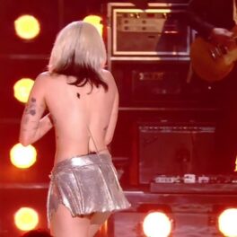 Miley Cyrus cu spatele pe scenă după ce a avut parte de un accident vestimentar