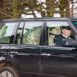 Regina Elisabeta într-o mașină negră în timp ce este condusă la Casa Sandringham