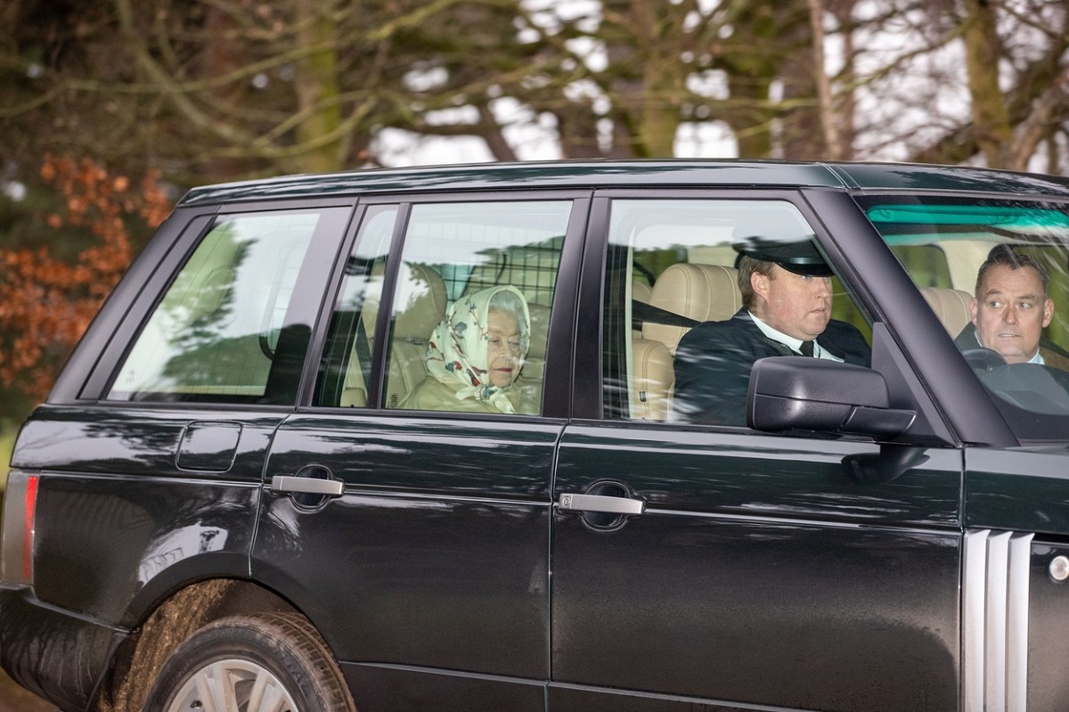 Regina Elisabeta într-o mașină negră în timp ce este condusă la Casa Sandringham