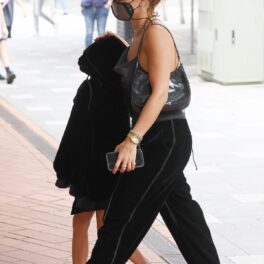 Rita Ora într-o pereche de pantaloni negri în timp ce s-a relaxat la un salon de înfrumusețare
