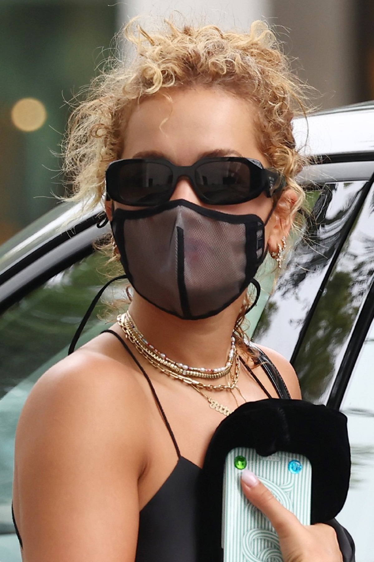 Rita Ora cu ochelari negri și mască de protecție împotriva COVID-19 în timp ce vine la salonul de înfrumusețare