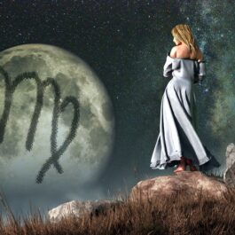 O femeie frumoasă care stă pe un deal în timp ce privește la luna pe care se află semnul pentru zodia Fecioară