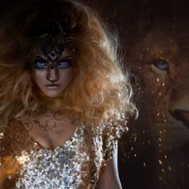 O femeie frumoasă cu părul blond și o rochie cu paiete alături de o imagine a unui Leu pentru a reprezenta totul despre zodia Leu
