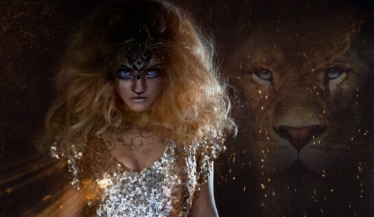 O femeie frumoasă cu părul blond și o rochie cu paiete alături de o imagine a unui Leu pentru a reprezenta totul despre zodia Leu