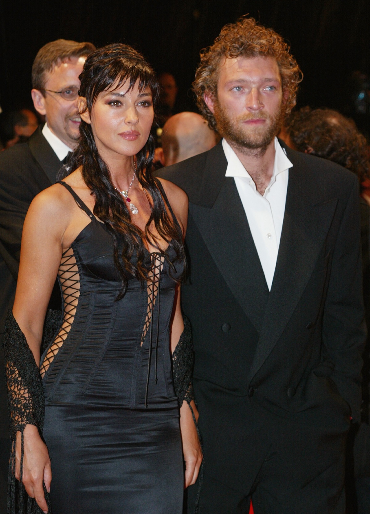 Vincent Cassel într-un costum negru alături de Monica Bellucci în anul 2002