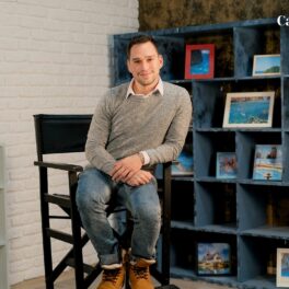 Vlad Gherman în timp ce stă pe scaun în platourile de filmare ale echipei CaTine