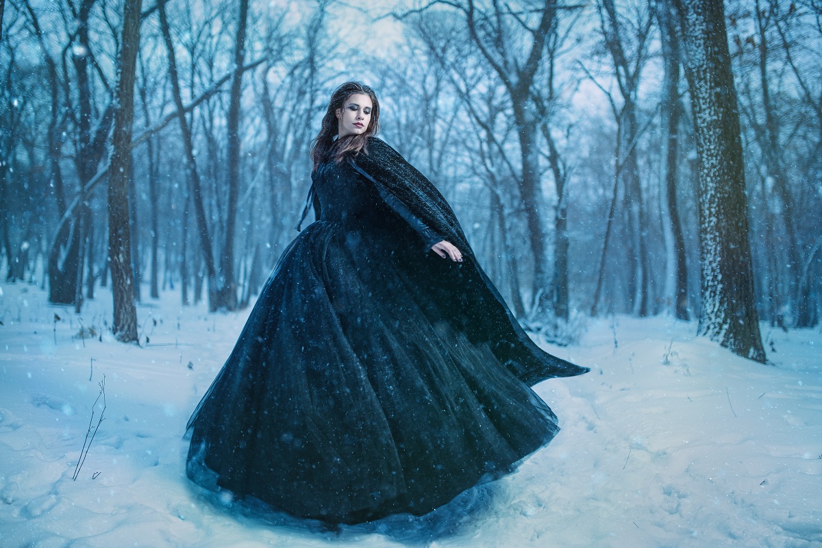 O femeie frumoasăc are poartă o rochie neagră și se află într-o pădure acoperită cu zăpadă pentru a reprezenta una din cele trei zodii ghinioniste în ziua de 26 ianuarie 2022