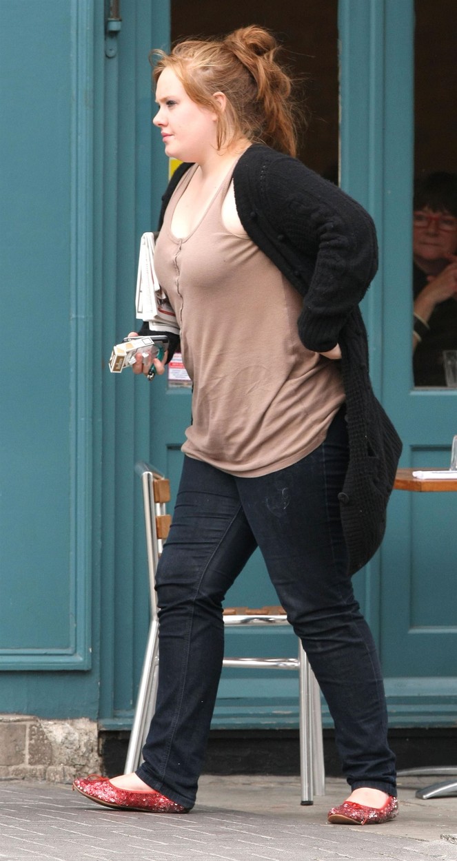 Adele, fotografiată cu câteva kilograme în plus, în timp ce își ridică pantalonii