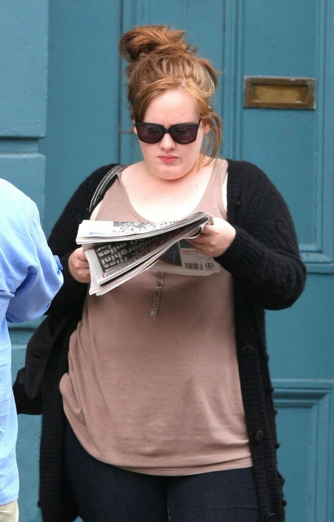 Adele, fotografiată în timp ce citea ziarul, în perioada de dinainte să slăbească