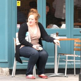 Adele, la un restaurant, fotografiată în timp ce fumează
