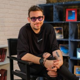 Andrei Niculae, serios, cu ochelari la ochi, la interviul CaTine.ro