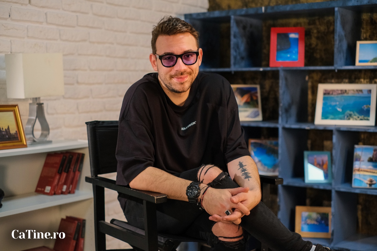 Andrei Niculae, serios, cu ochelari la ochi, la interviul CaTine.ro