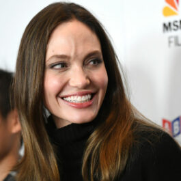 Angelina Jolie la premiera filmului Paper & Glue A JR Project, într-o bluză neagră
