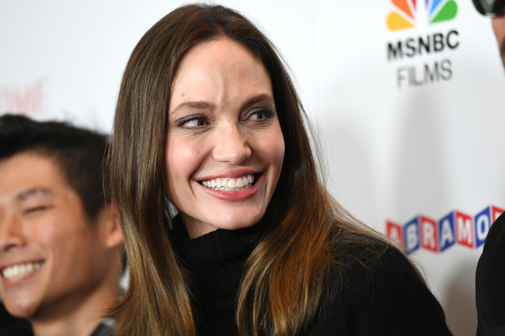 Angelina Jolie la premiera filmului Paper & Glue A JR Project, într-o bluză neagră