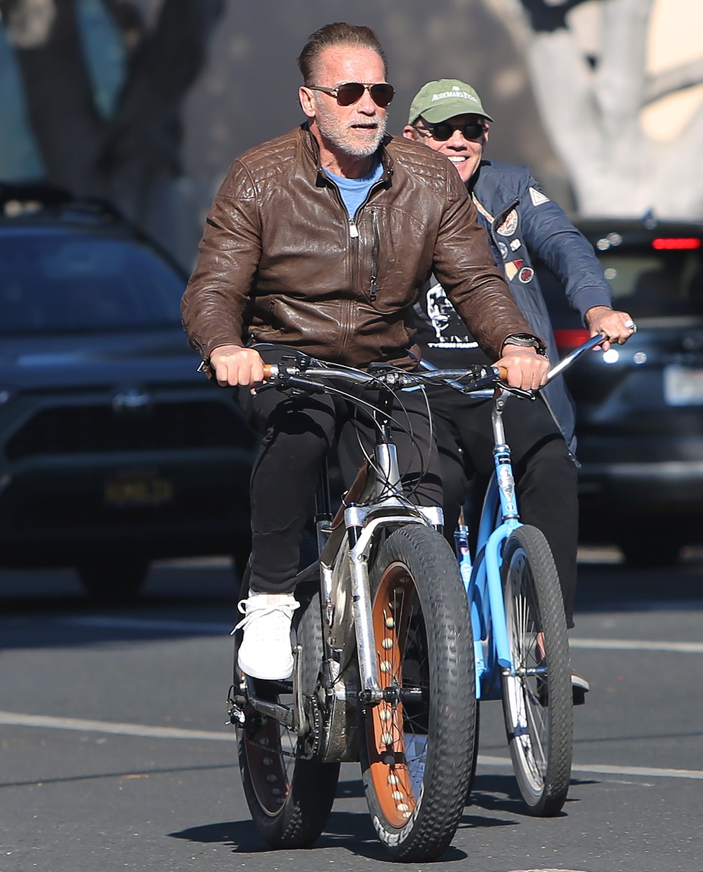 Arnold, alături de un prieten, la o plimbare cu bicicletele în Los Angeles