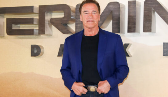 Arnold Schwarzenegger, în costum albastru, la premiera Terminator