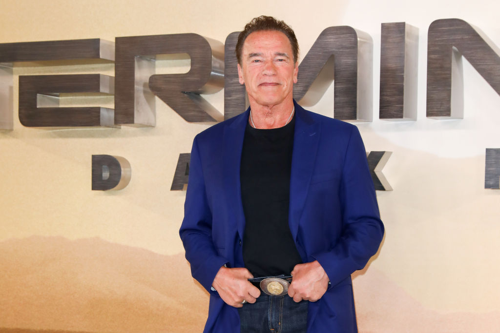 Arnold Schwarzenegger, în costum albastru, la premiera Terminator