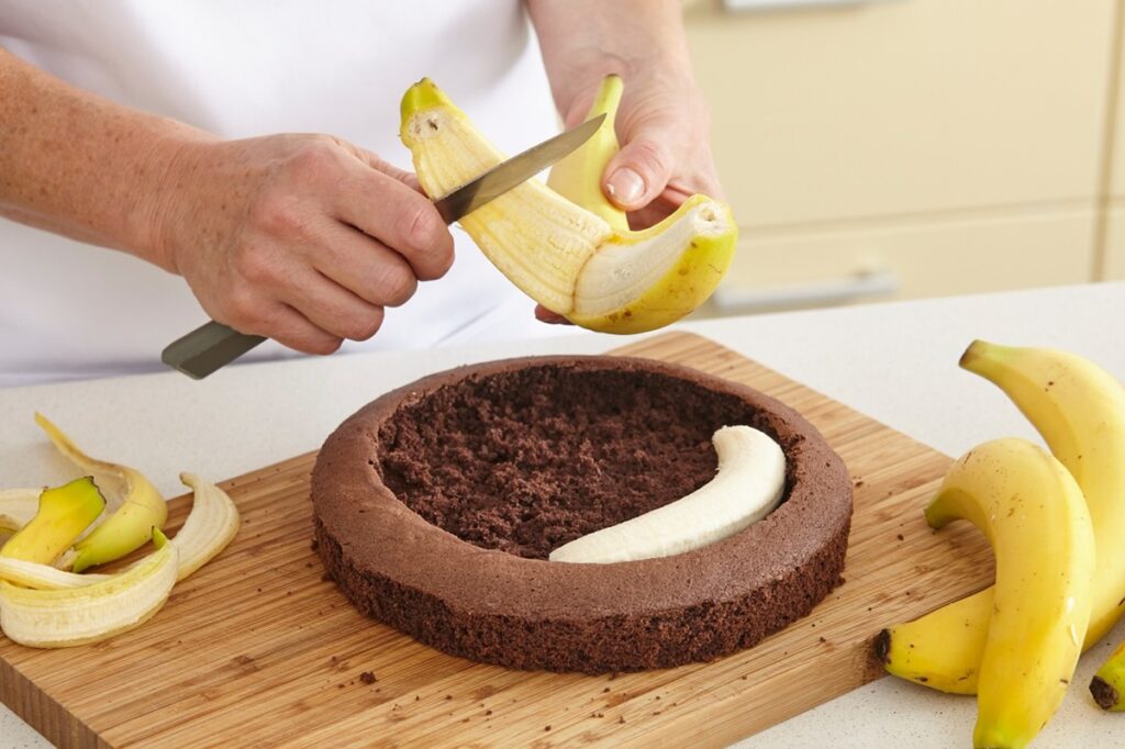 Pasul de umplere a blatului de tort cu banane