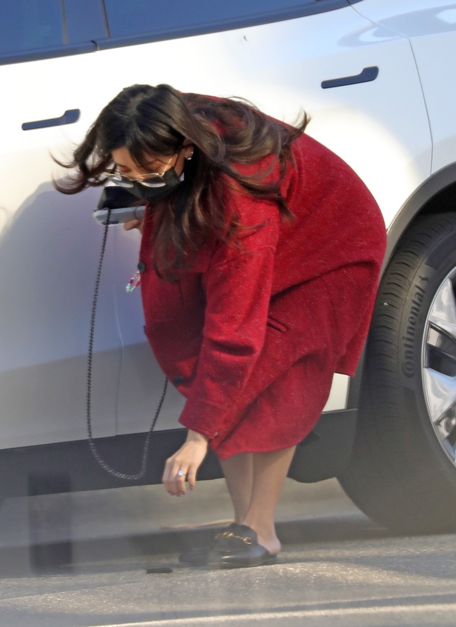 Brenda Song, fotografiată în timp ce ia ceva de pe jos, lângă mașină