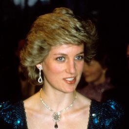 Prințesa Diana într-o rochie verde în timp ce paortă colierul cu smarald și diamante la un teatru din Viena în cadrul unei vizite oficiale în Austria din anul 1986
