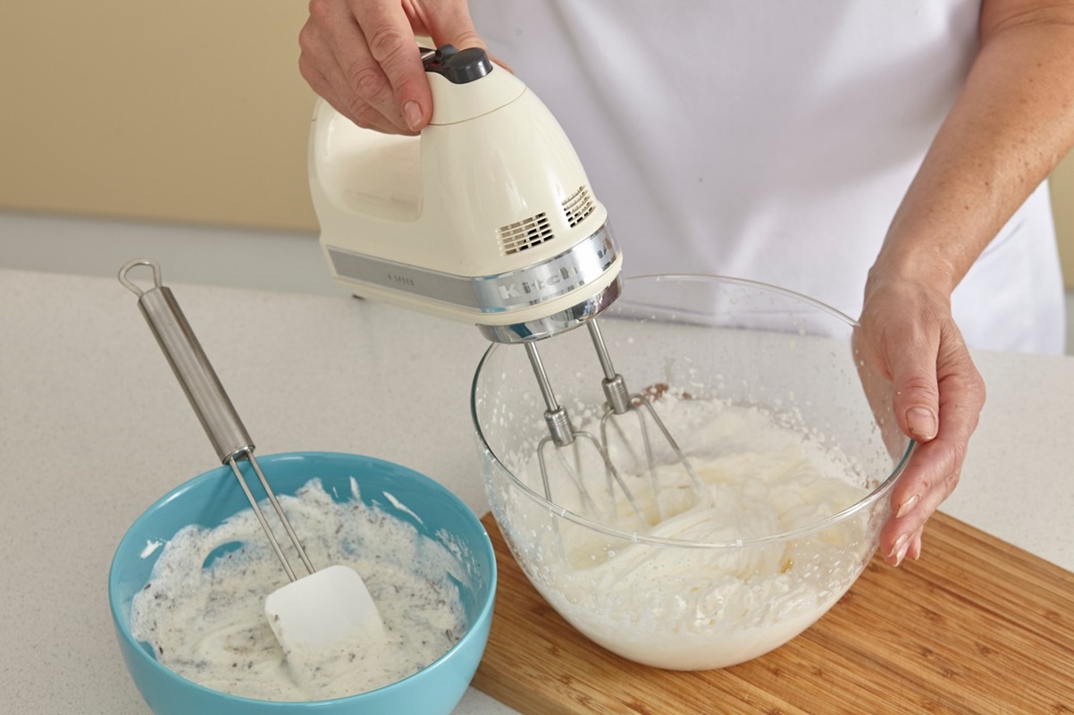 Pasul de mixare frișcă lichidă pentru crema de tort Mușuroi de cârtiță