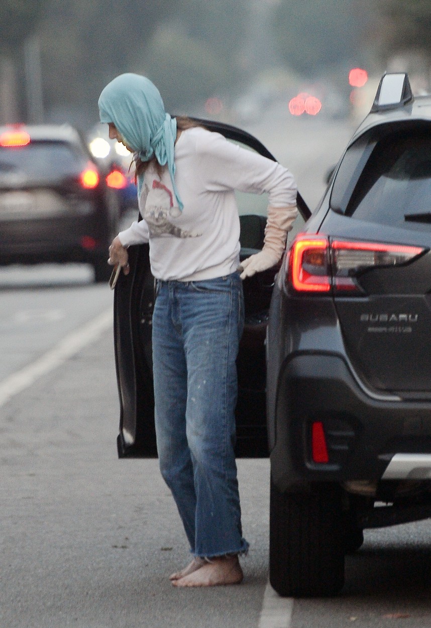 Geena Davis, fotografiată în timp ce coboară din mașină, cu batic pe cap