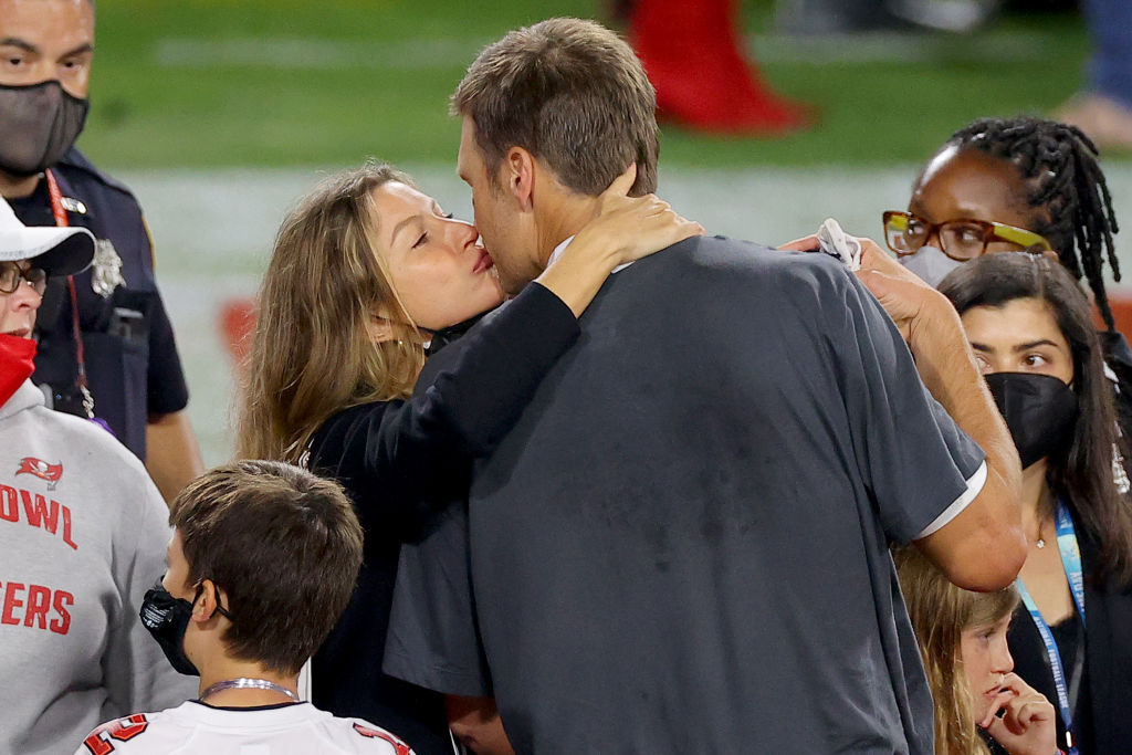 Gisele Bundchen, fotografiată în timp ce își sărută soțul, după un meci de Super Bowl
