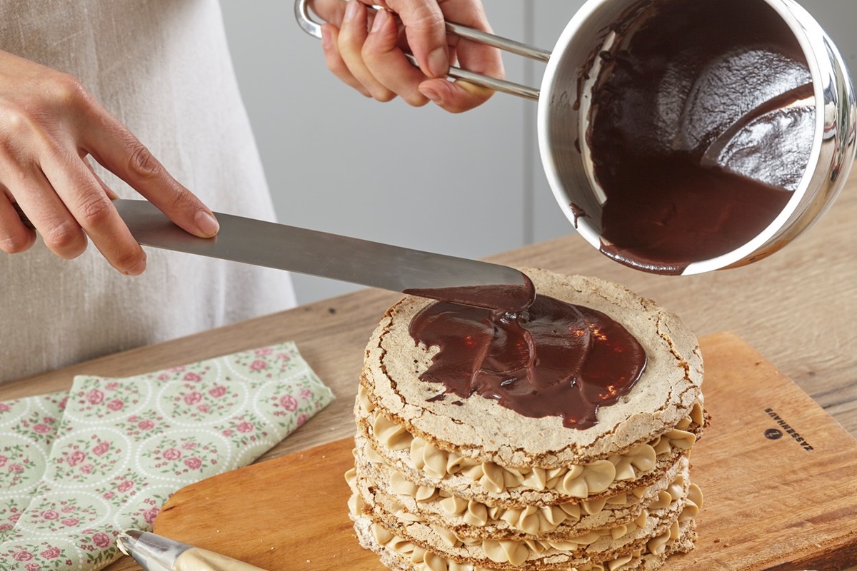 Poză cu pasul de glazurare cu ciocolată pentru tortul Dacquoise