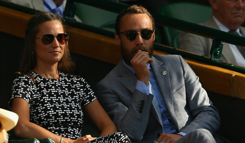 James Middleton, îmbrăcat în costum, alături de Pippa Middleton, la un meci de tenis