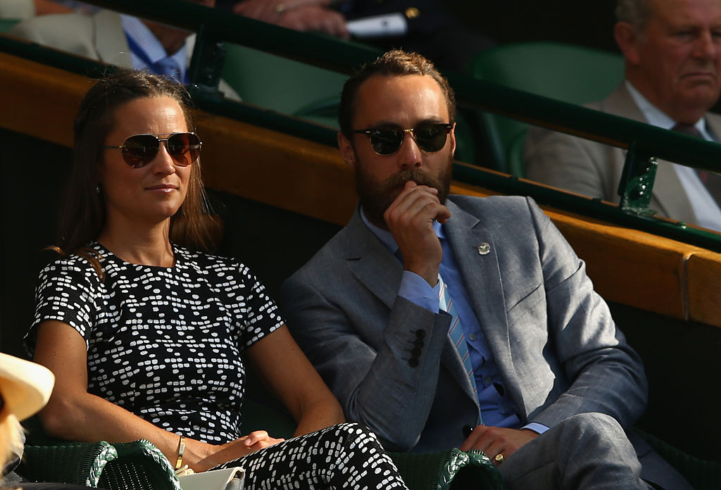 James Middleton, îmbrăcat în costum, alături de Pippa Middleton, la un meci de tenis