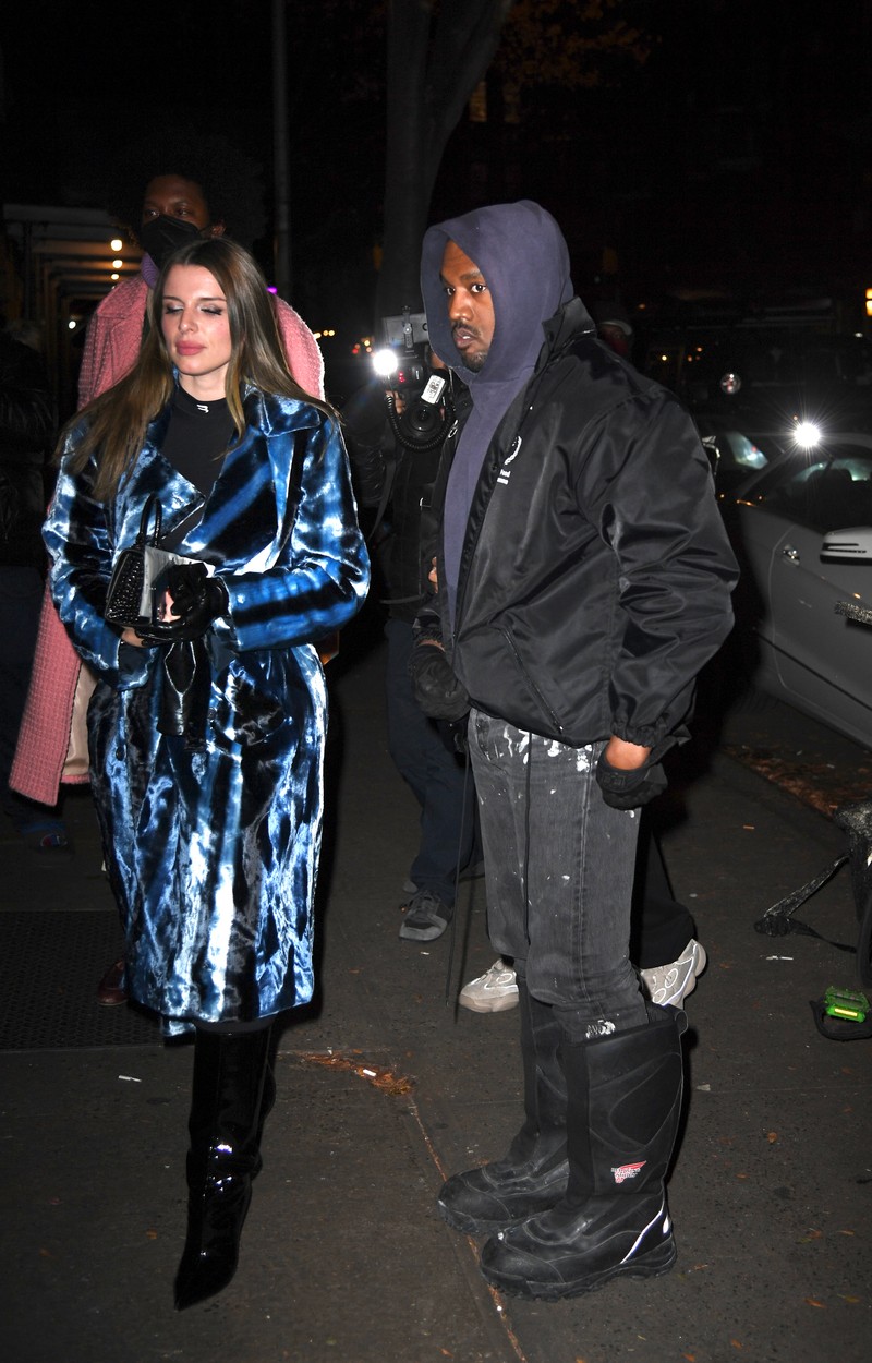 Julia Fox, într-o haină albastră, alături de Kanye West, la o ieșire în oraș