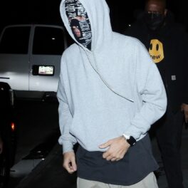 Justin Bieber purtând un hanorac gri în timp ce merge spre biserica din Los Angeles