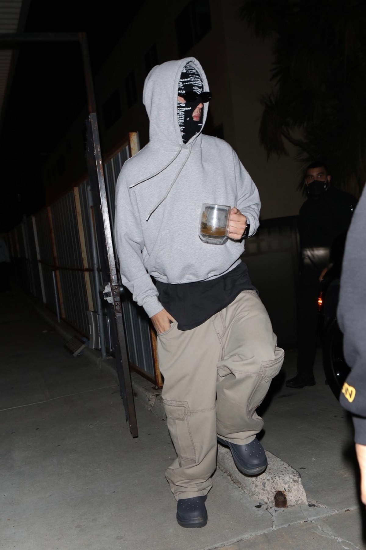 Justin Bieber cu cagulă pe cap în timp ce merge spre o biserică din Los Angeles