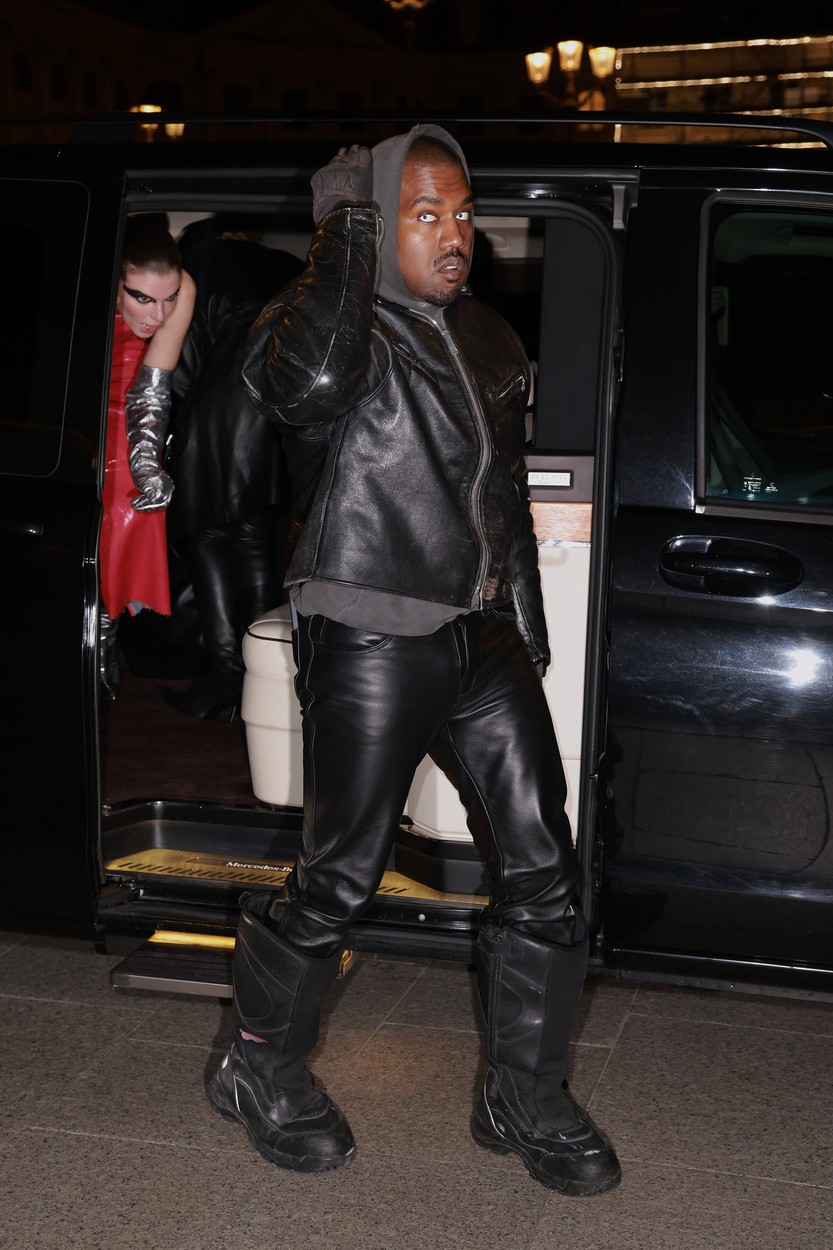 Kanye West, fotografiat în timp ce coboară din mașină, la un restaurant