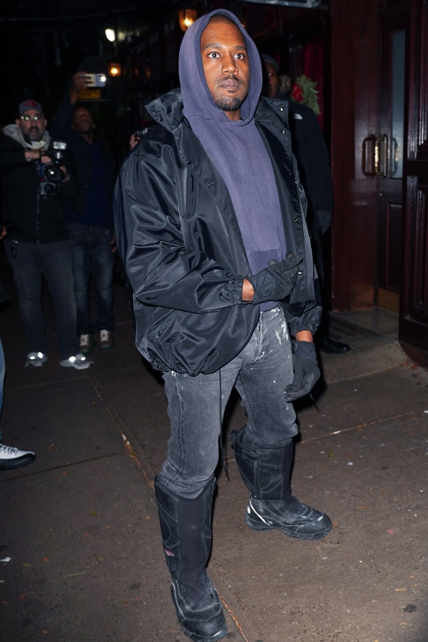 Kanye West, îmbrăcat casual, la o ieșire în oraș