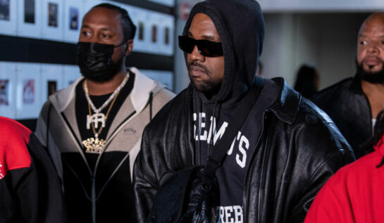 Kanye West, fotografiat în timp ce este însoțit de bodyguarzi, la un meci