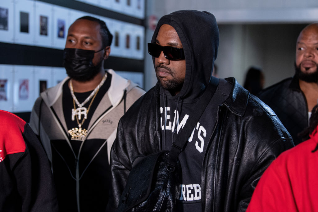 Kanye West, fotografiat în timp ce este însoțit de bodyguarzi, la un meci