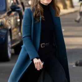 Kate Middleton, într-un palton albastru, pe stradă în Londra